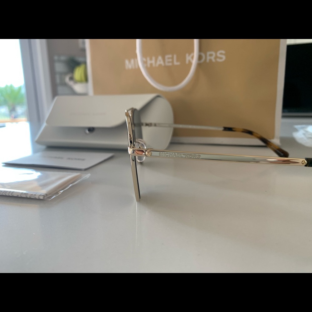 Michael Kors Aviator sun glasses - Picture 4 of 5